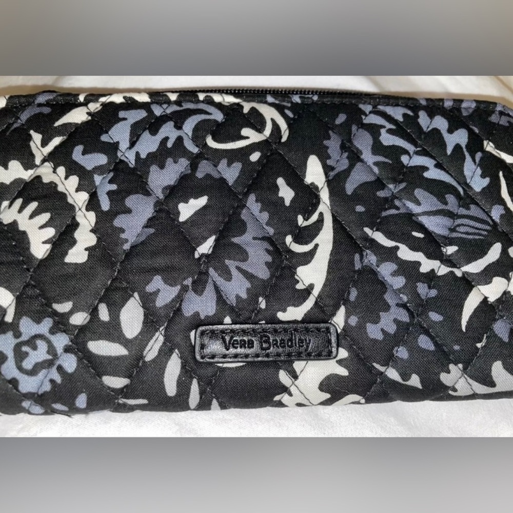 🎉HP🎉New! Vera Bradley Quilted Accordion Zip Wallet In Black Paisley Noir🖤 - Picture 4 of 8